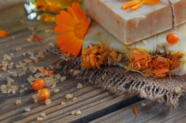 Calendula (pot kadife çiçeği) ve deniz-buck ile doğal el yapımı Sabun
