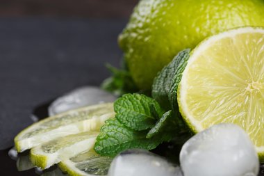 Taze limon, nane ve buz küpleri. Koyu arka plan