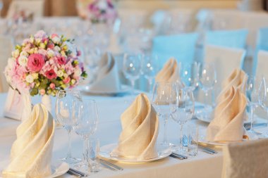 restoranda masa aranjmanı. 