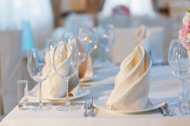 restoranda masa aranjmanı. 