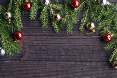 ahşap doku üzerinde baubles ile Noel ağacı.