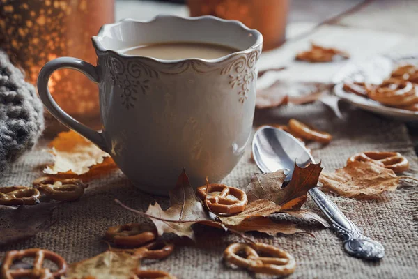 Φύλλα του φθινοπώρου, ζεστό ατμό κούπα του καφέ και ένα ζεστό κασκόλ — Φωτογραφία Αρχείου