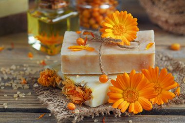 Calendula (pot kadife çiçeği) ve deniz-buck ile doğal el yapımı Sabun