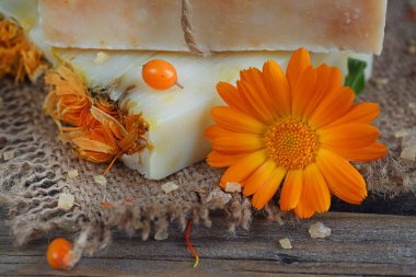 Calendula (pot kadife çiçeği) ve deniz-buck ile doğal el yapımı Sabun