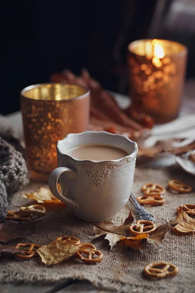 Φύλλα του φθινοπώρου, ζεστό ατμό κούπα του καφέ και ένα ζεστό κασκόλ — Φωτογραφία Αρχείου