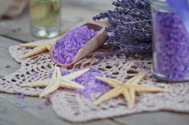 Kaplıca tedavisi doğal deniz tuzu ve aromatik ile kompozisyon 