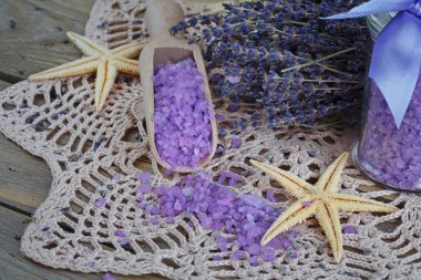 Kaplıca tedavisi doğal deniz tuzu ve aromatik ile kompozisyon 