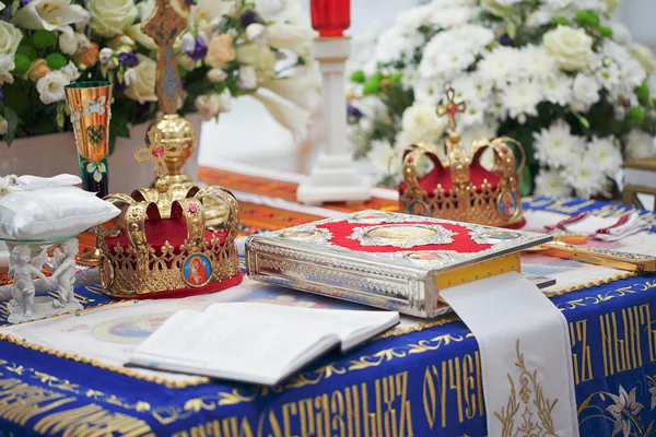 Золоті коронки для весільної церемонії — стокове фото