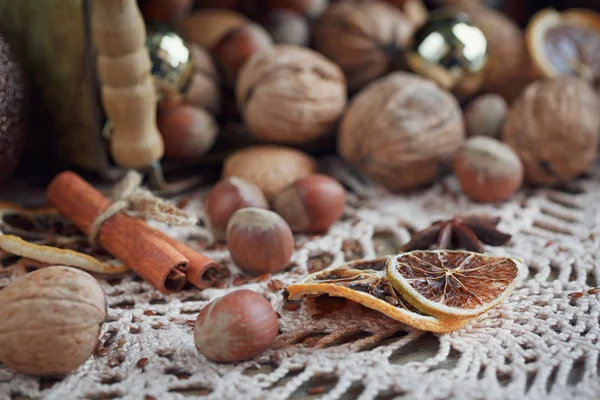 Разнообразие орехов в новогоднем и рождественском оформлении — стоковое фото