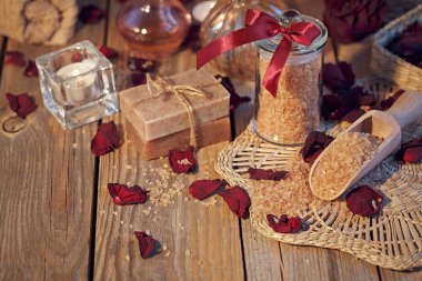 Kaplıca tedavisi bileşimi. Doğal el yapımı Sabun ve kokulu otlar ile deniz tuzu.