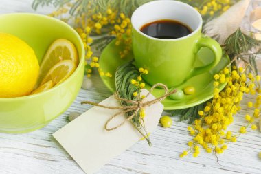 Mimoza, limon ve hafif ahşap zemin üzerine kahve