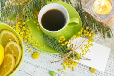 Mimoza, limon ve hafif ahşap zemin üzerine kahve