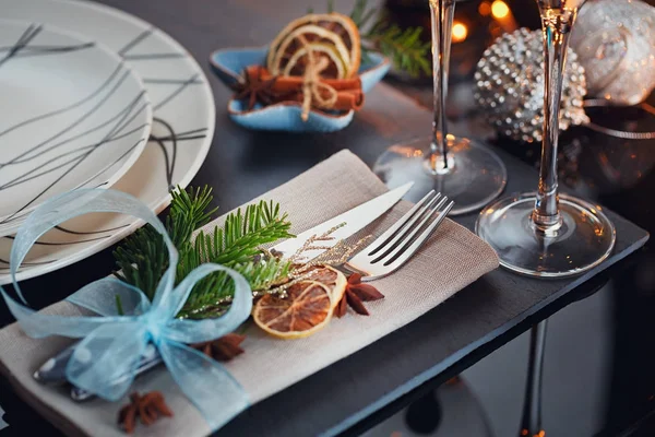 Winterliche Tischdekoration mit Weihnachtsdekoration — Stockfoto