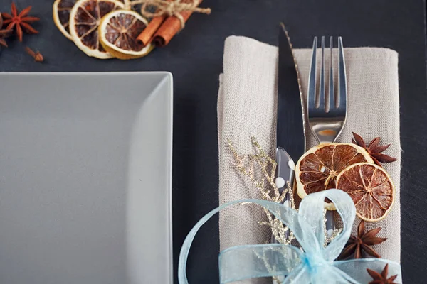 Tischdekoration mit weihnachtlicher Dekoration — Stockfoto