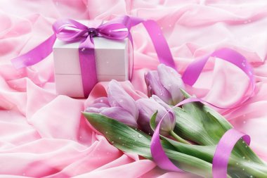 Pembe textil arka plan üzerinde mor laleler