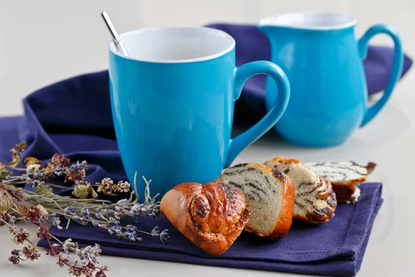 Süße Semmeln mit Mohn zu einer Tasse Kaffee oder Cappuccino — Stockfoto