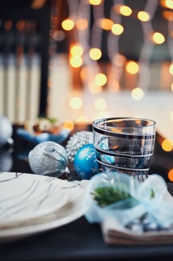 Kış sofra Noel dekorasyonu ile