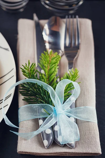 Winterliche Tischdekoration mit Weihnachtsdekoration — Stockfoto