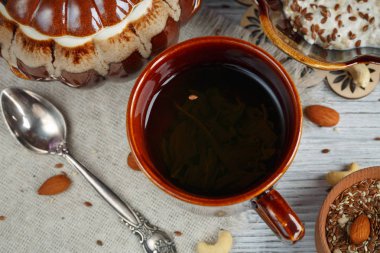 Fincan yeşil çay, süzme peynir artı yulaf pul, keten tohumu, fındık 