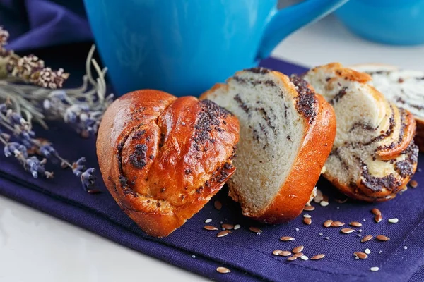 Süße Semmeln mit Mohn zu einer Tasse Kaffee oder Cappuccino — Stockfoto