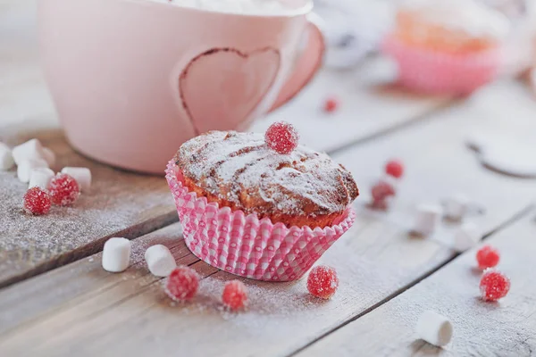 Tasty cupcake with berries and cup of coffee — Stock Photo, Image