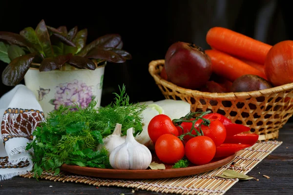 Verduras frescas y crudas sobre la mesa — Foto de Stock