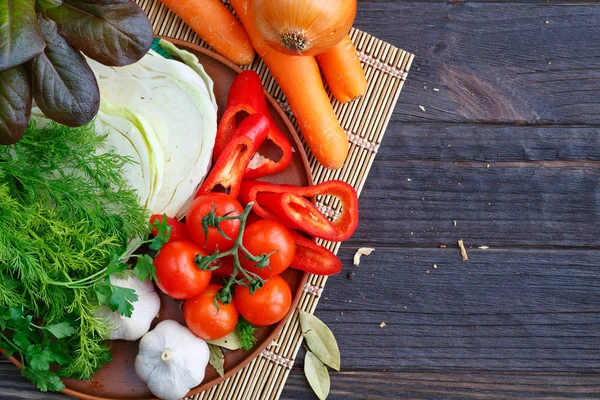 Свежие, сырые овощи на столе — стоковое фото