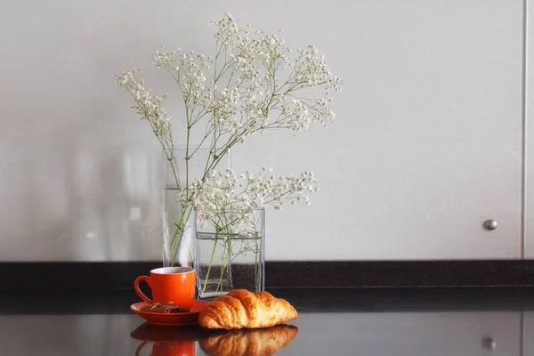 Fleurs blanches sur une table en verre vases transparents avec tasse de — Photo