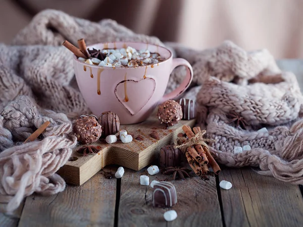 Weihnachts- oder Neujahrskomposition mit heißer Schokolade oder Kakao und — Stockfoto