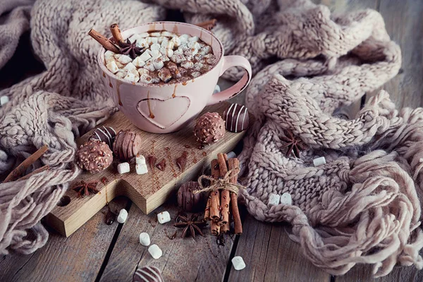 Christmas or New Year composition with hot chocolate or cocoa an — Stock Photo, Image