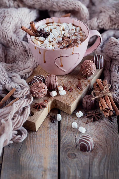 Weihnachts- oder Neujahrskomposition mit heißer Schokolade oder Kakao und — Stockfoto