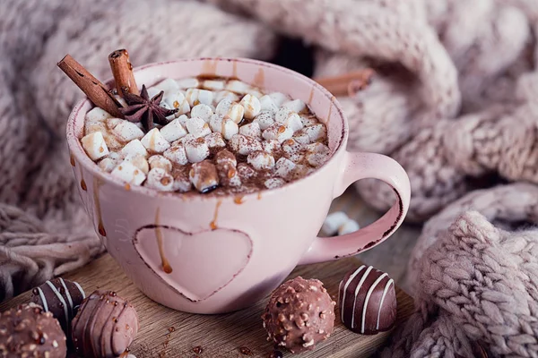 Christmas or New Year composition with hot chocolate or cocoa an — Stock Photo, Image