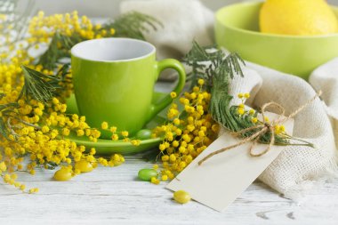 Mimoza, limon ve hafif ahşap zemin üzerine kahve