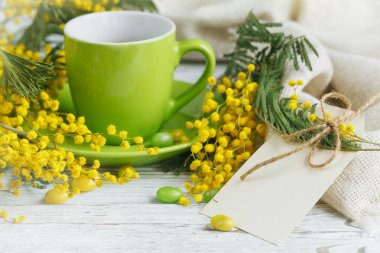 Mimoza, limon ve hafif ahşap zemin üzerine kahve