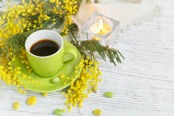 Mimosen, Zitrone und Kaffee auf hellem Hintergrund — Stockfoto