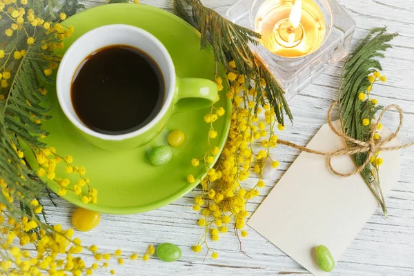 Mimosen, Zitrone und Kaffee auf hellem Holzhintergrund — Stockfoto