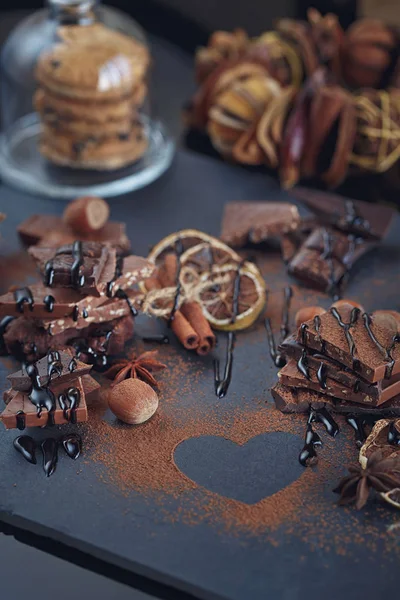 Limone, noci e assortimento di cioccolatini pregiati — Foto Stock