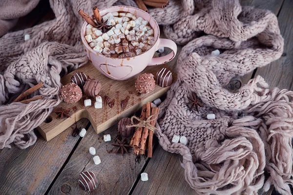 Kerstmis of Nieuwjaar samenstelling met warme chocolade of cacao een — Stockfoto