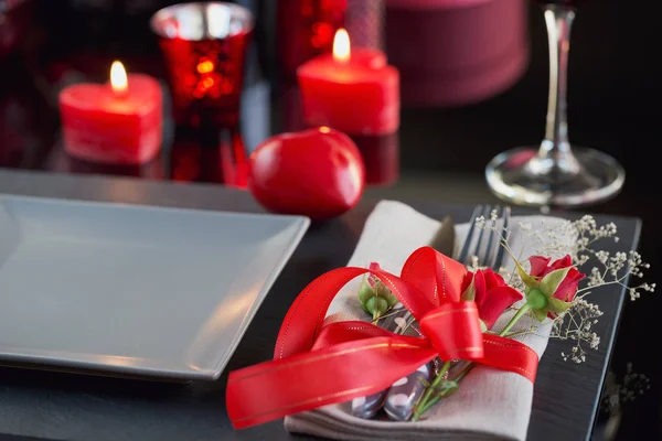 Tischdekoration mit weihnachtlicher Dekoration. — Stockfoto