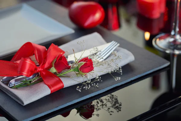 Tischdekoration mit weihnachtlicher Dekoration. — Stockfoto