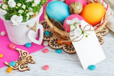 Paskalya yumurtası ve çiçekleri