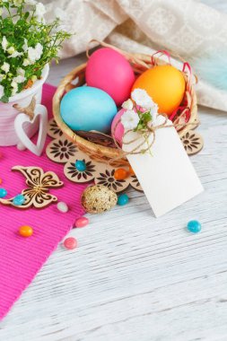 Paskalya yumurtası ve çiçekleri