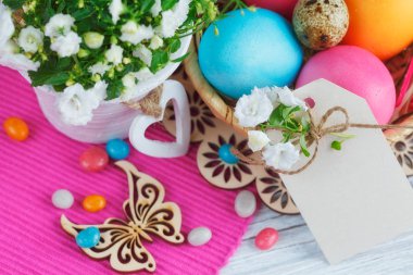 Paskalya yumurtası ve çiçekleri