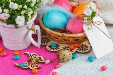 Paskalya yumurtası ve çiçekleri