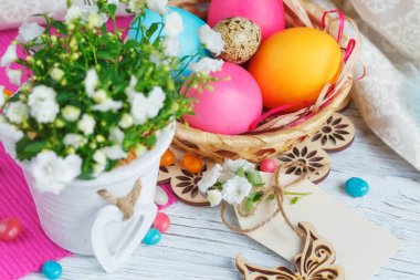 Paskalya yumurtası ve çiçekleri