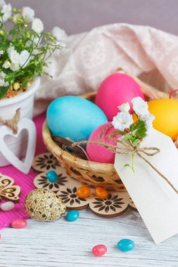 Paskalya yumurtası ve çiçekleri