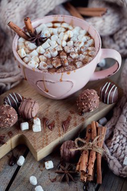 Sıcak çikolata veya kakao ile Noel ve yeni yıl kompozisyon bir