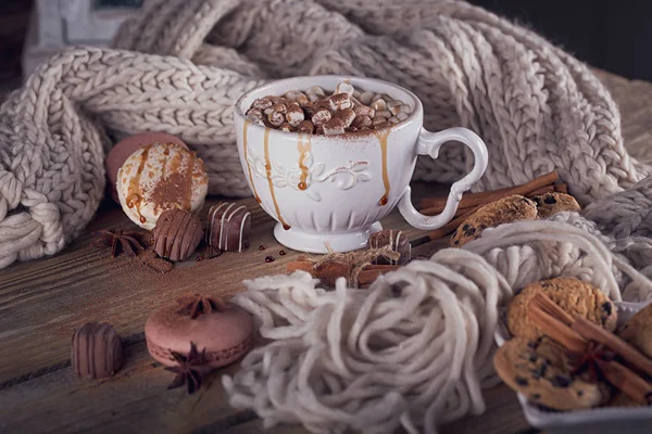 Christmas or New Year composition with hot chocolate or cocoa an — Stock Photo, Image