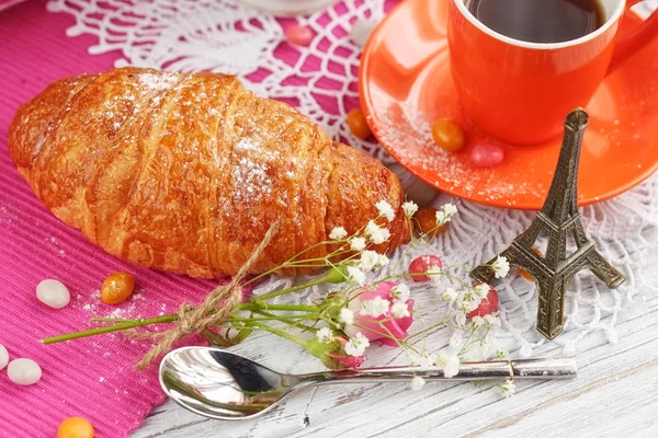 Tasse Kaffee und Croissant mit dem kleinen Eiffelturm — Stockfoto