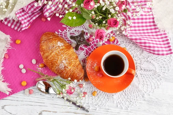 Tasse Kaffee und Croissant mit dem kleinen Eiffelturm — Stockfoto